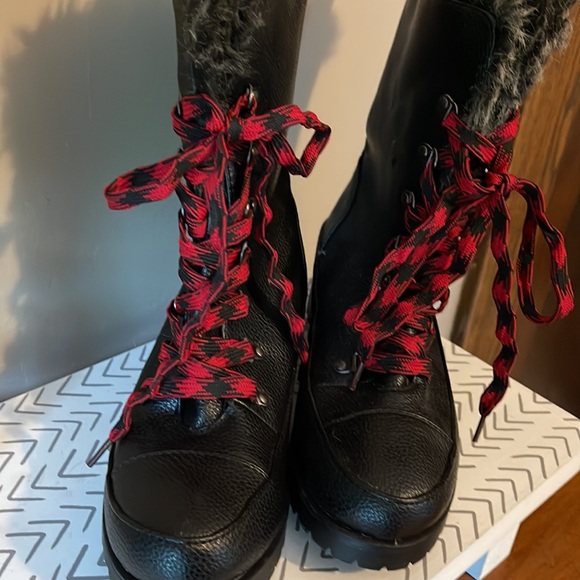 Black combat boots - Picture 2 of 3